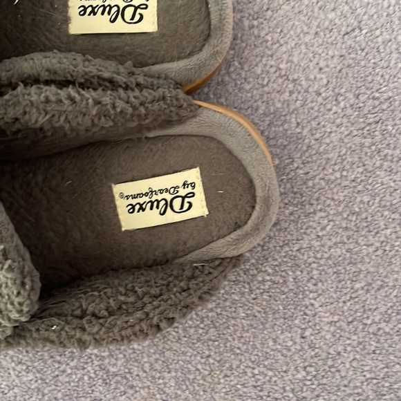 Dearfoams medium 7-8 women’s grey slipper - Picture 2 of 3